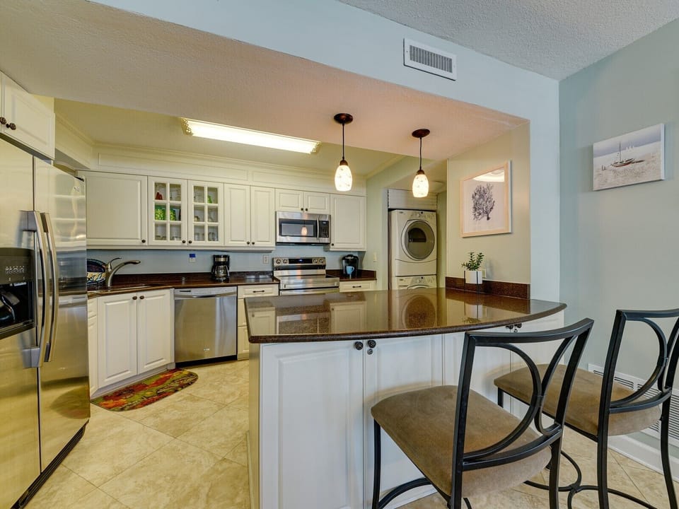 Kitchen with Breakfast Counter at 101 Shorewood