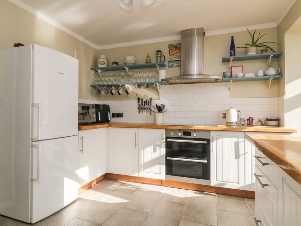 Cottage | Private kitchen | Fridge, microwave, electric kettle, toaster