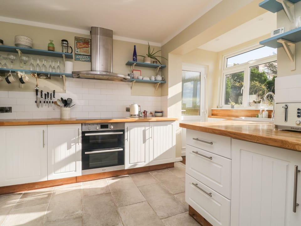 Cottage | Private kitchen | Fridge, microwave, electric kettle, toaster