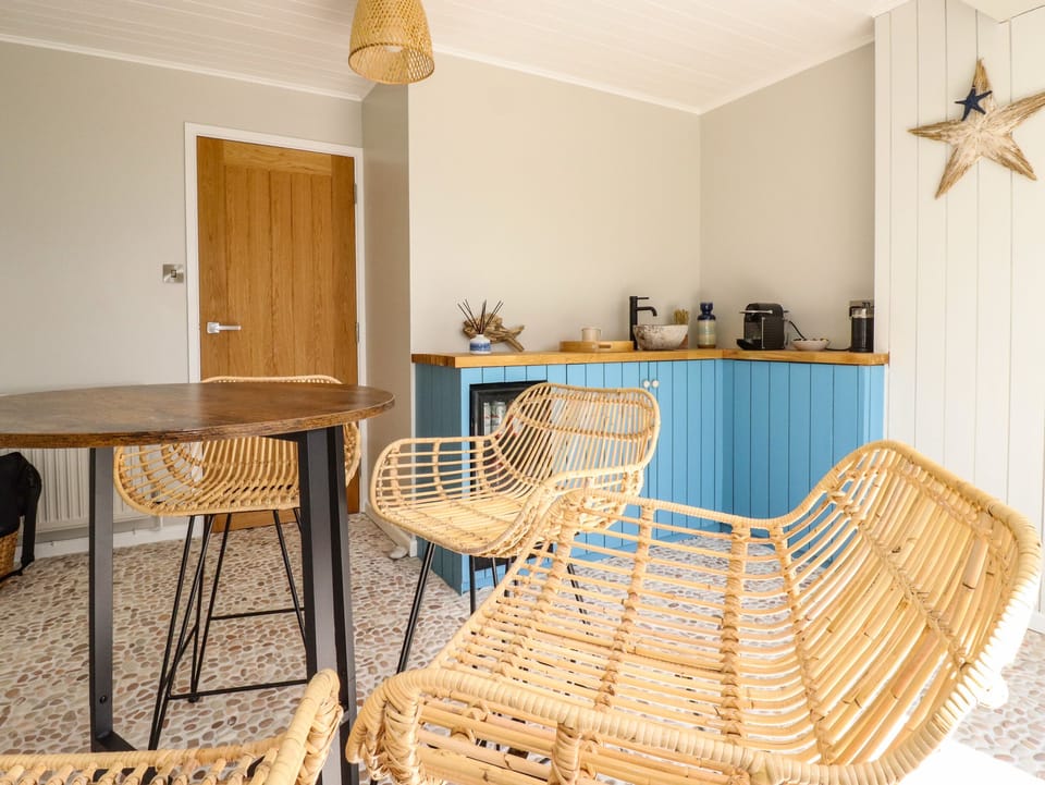 Cottage | Private kitchen | Fridge, microwave, electric kettle, toaster