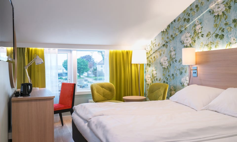 Pillowtop beds, minibar, desk, blackout drapes