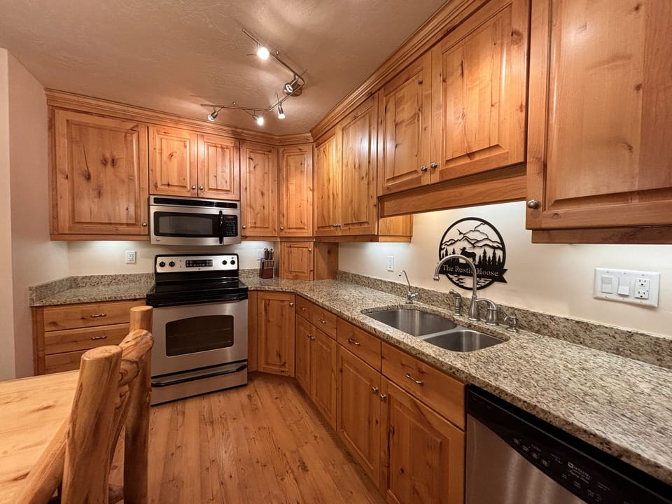Granite counters - lots of counter space