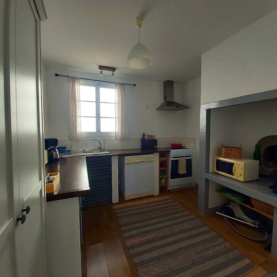 Kitchen with microwave, dish washer, hob x 4, oven, coffee machine and kettle