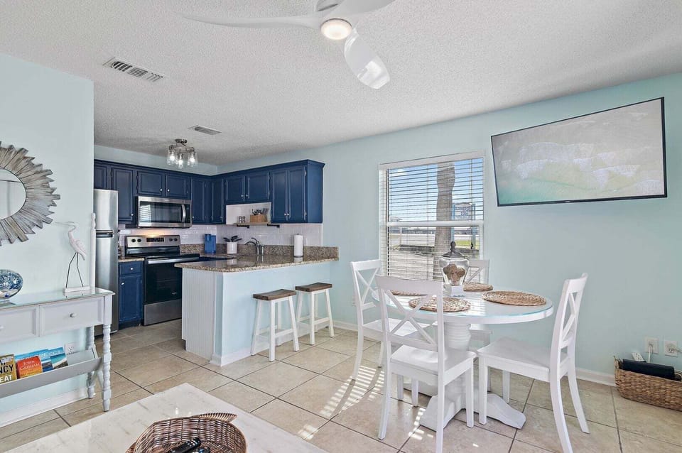 Dining to kitchen