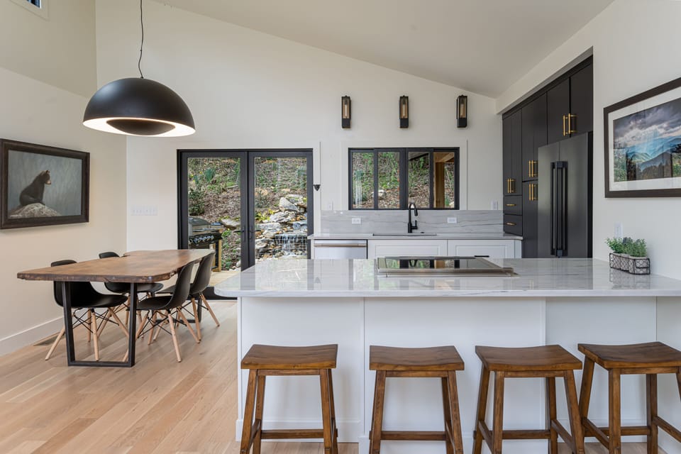 Sleek kitchen & dining areas w/breakfast bar seating for 4.