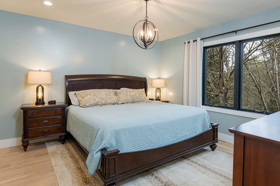 Primary bedroom with King bed, Smart TV & en suite bath.