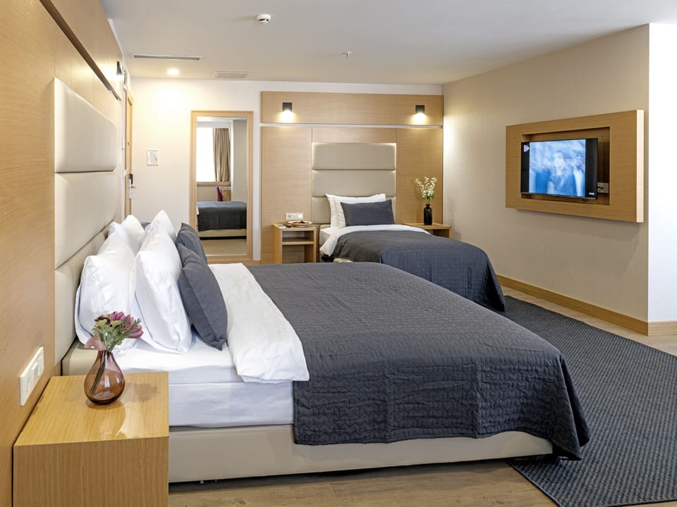 Deluxe Room | Soundproofing, bed sheets