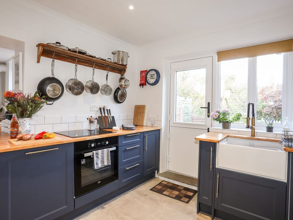 Cottage | Private kitchen | Fridge, microwave, dishwasher, cookware/dishes/utensils