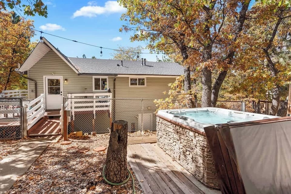 Fully fenced back yard with spa - currently out of order and a replacement has been ordered