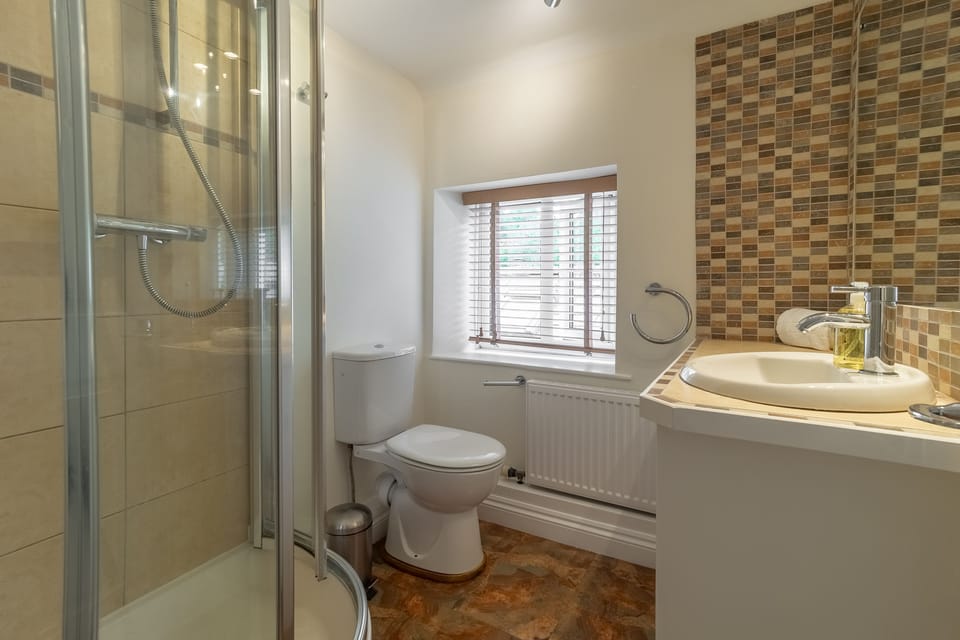 First floor: Family shower room