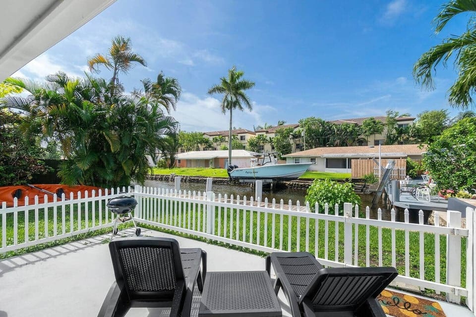 Use the provided beach towels on the loungers for a true Florida experience.  Peep that charcoal grill?!  Bring the steaks
