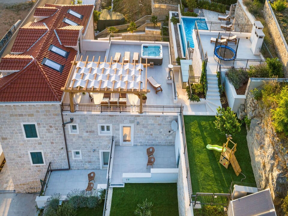 Building, Plant, Window, Land Lot, Urban Design, House, Neighbourhood, Residential Area, Public Space, Roof