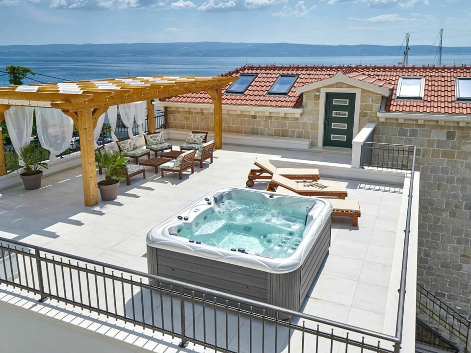 Water, Sky, Property, Cloud, Azure, Building, Outdoor Furniture, Swimming Pool, Seaside Resort, Architecture