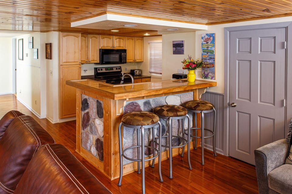 Counter offers seating for 3