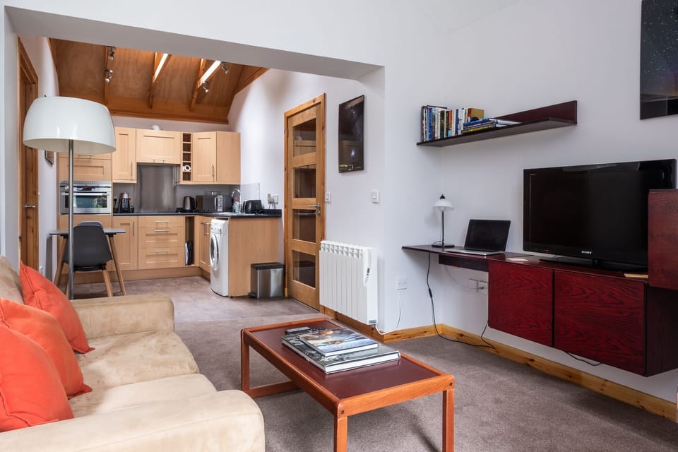 Apartment, 1 Bedroom, Fireplace, Garden View | Interior