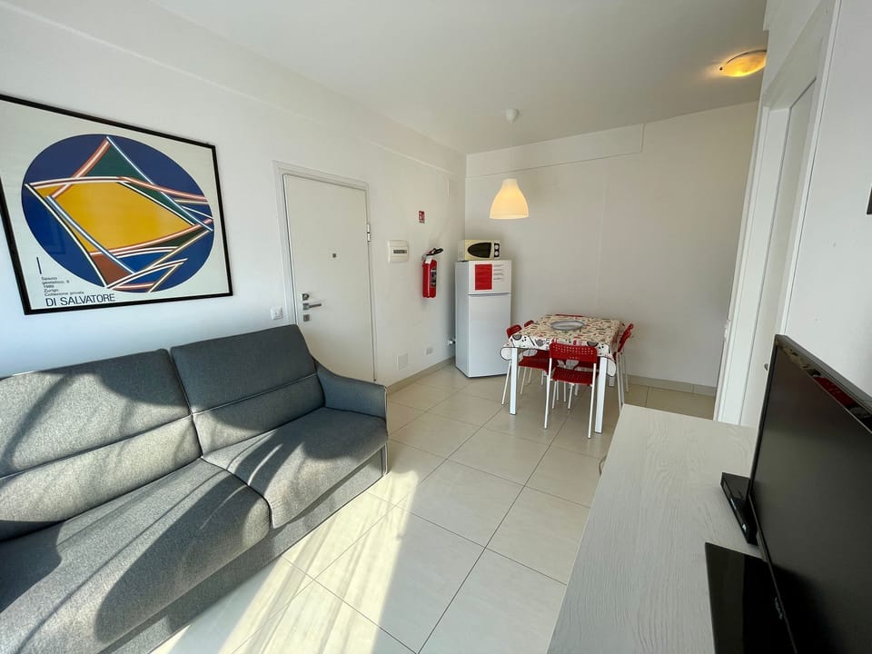 Apartment, 2 Bedrooms, Patio, Garden View | Living room | TV