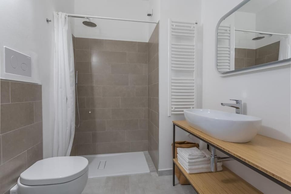 Room, 1 Bedroom, Balcony, Garden View | Bathroom amenities | Combined shower/tub, towels
