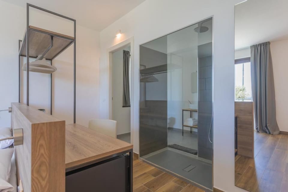Room, 1 Bedroom, Balcony, Garden View | Bathroom shower