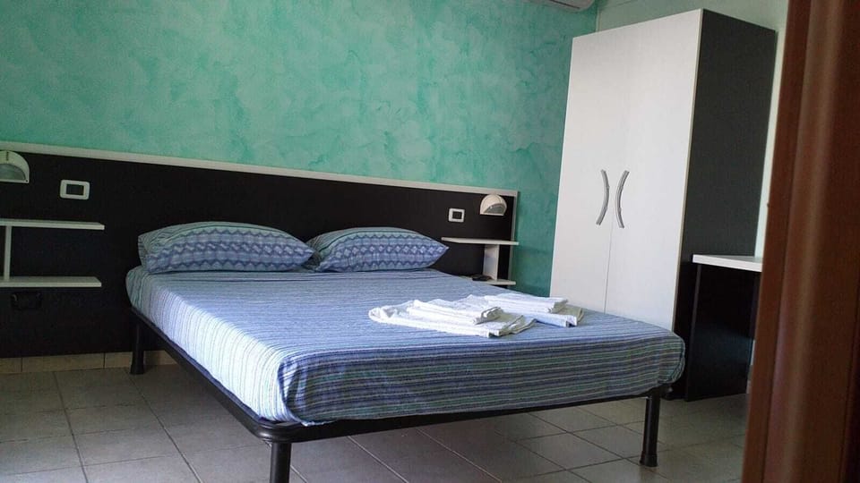 Room, 1 Bedroom, Accessible, Smoking | 1 bedroom
