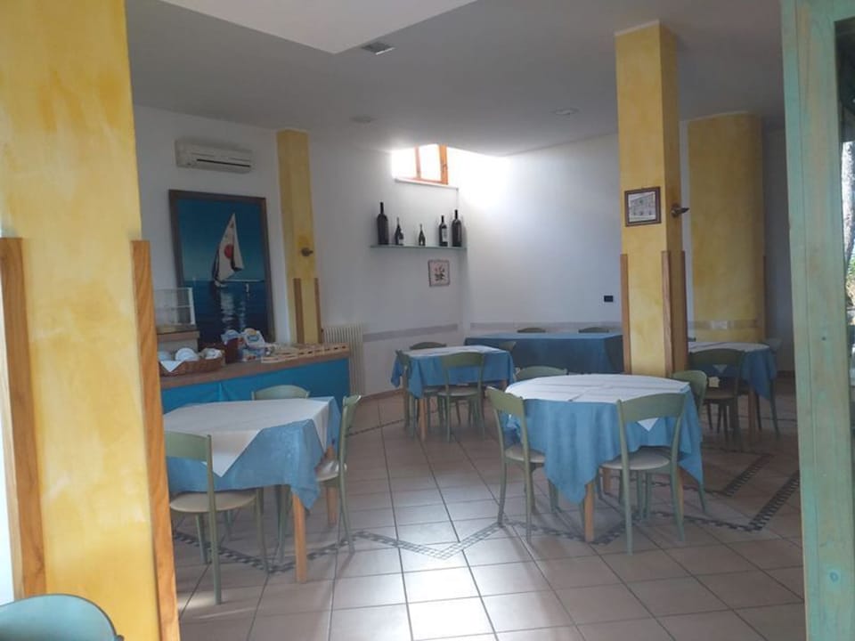 Room, 1 Bedroom, Accessible, Smoking | Dining room