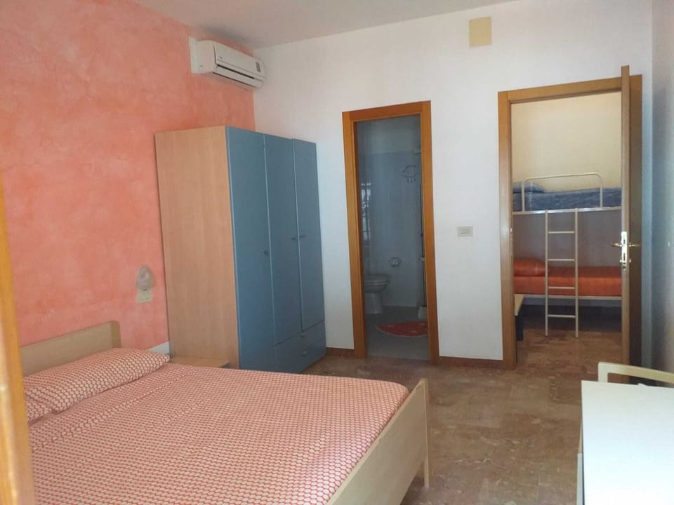 Room, 1 Bedroom, Accessible, Smoking | 1 bedroom