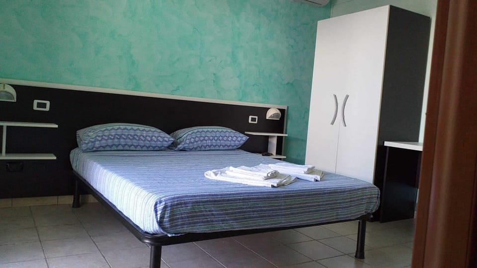 Room, 1 Bedroom, Accessible, Smoking | 1 bedroom