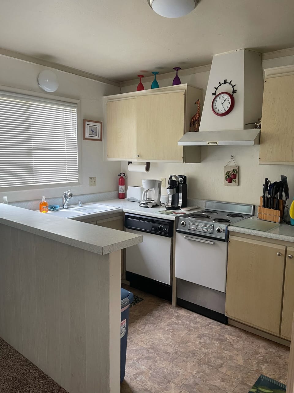 Full kitchen with Stove/Oven, Fridge, Sink, Coffee Maker, Air Fryer, Ice Maker