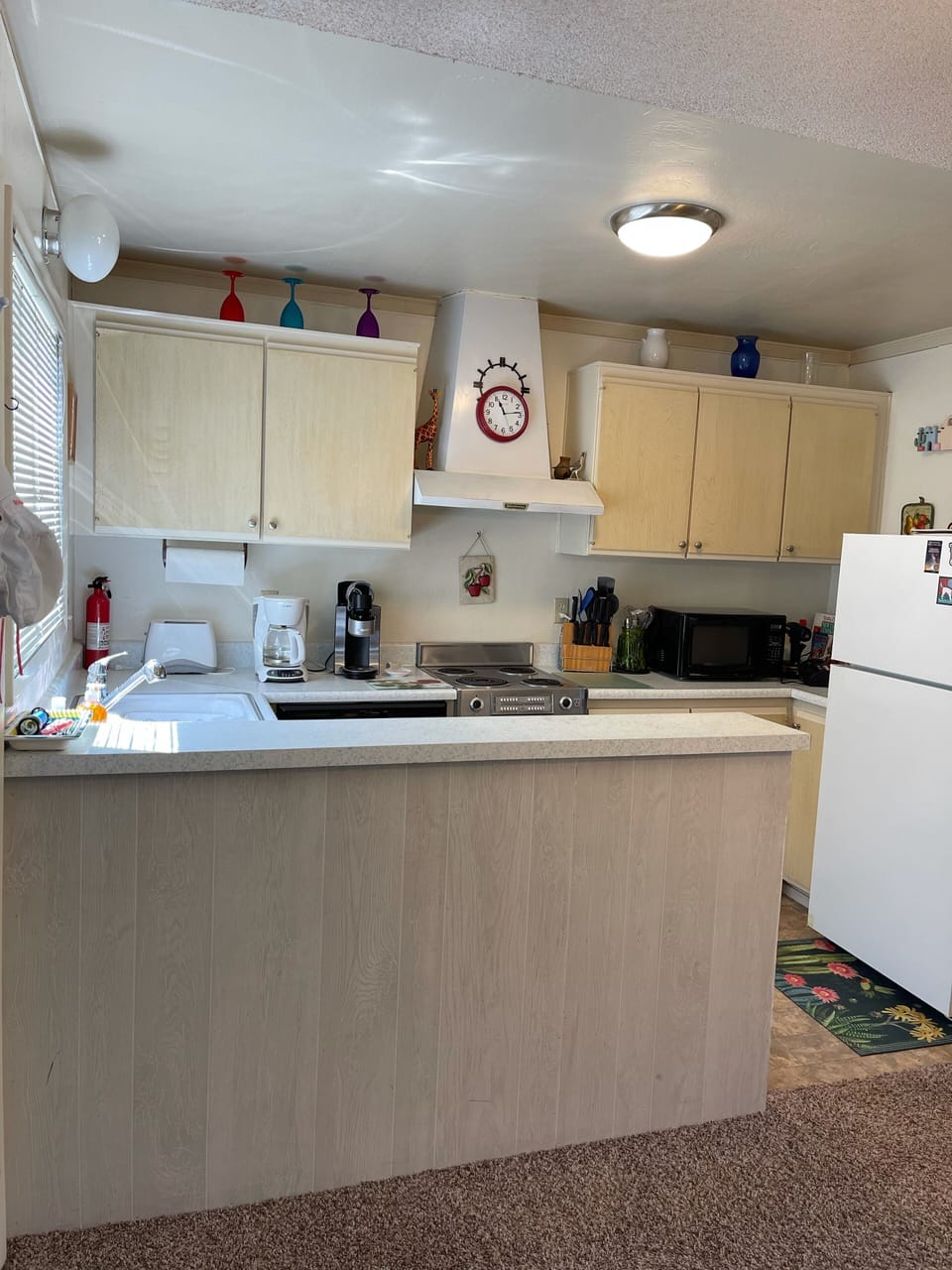 Full kitchen with Stove/Oven, Fridge, Sink, Coffee Maker, Air Fryer, Ice Maker