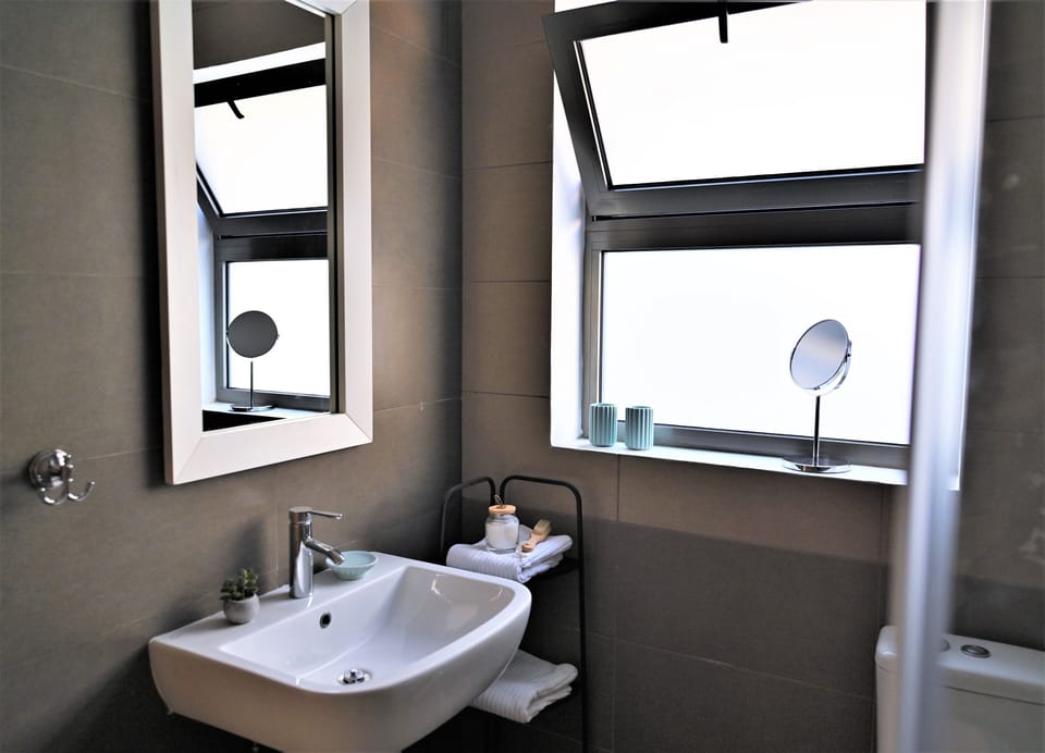 Full Guest Bathroom