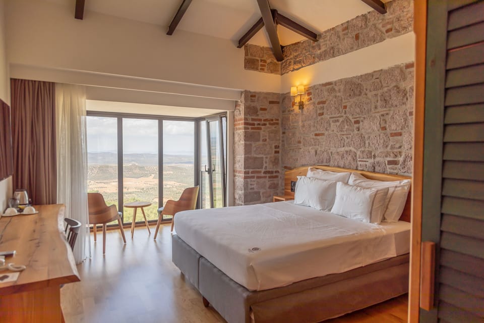 Deluxe Room With Panoramic View | Premium bedding, down comforters, minibar, in-room safe