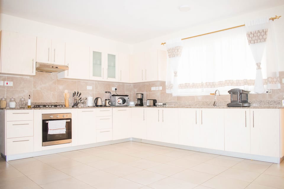Deluxe Apartment | Desk, laptop workspace, soundproofing, iron/ironing board