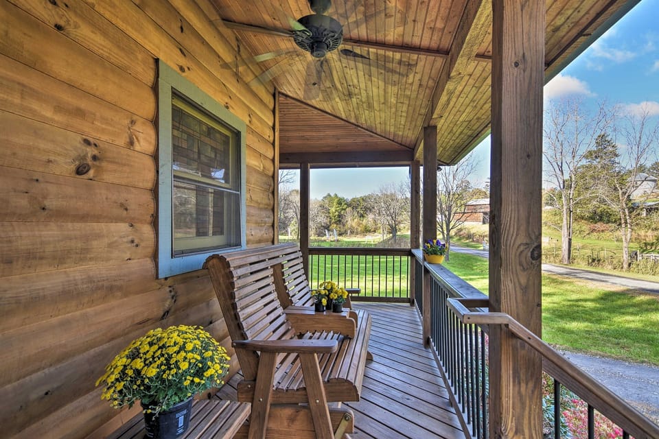 ‘Brookside’ is a 1-bath studio cabin with space for 6 guests.
