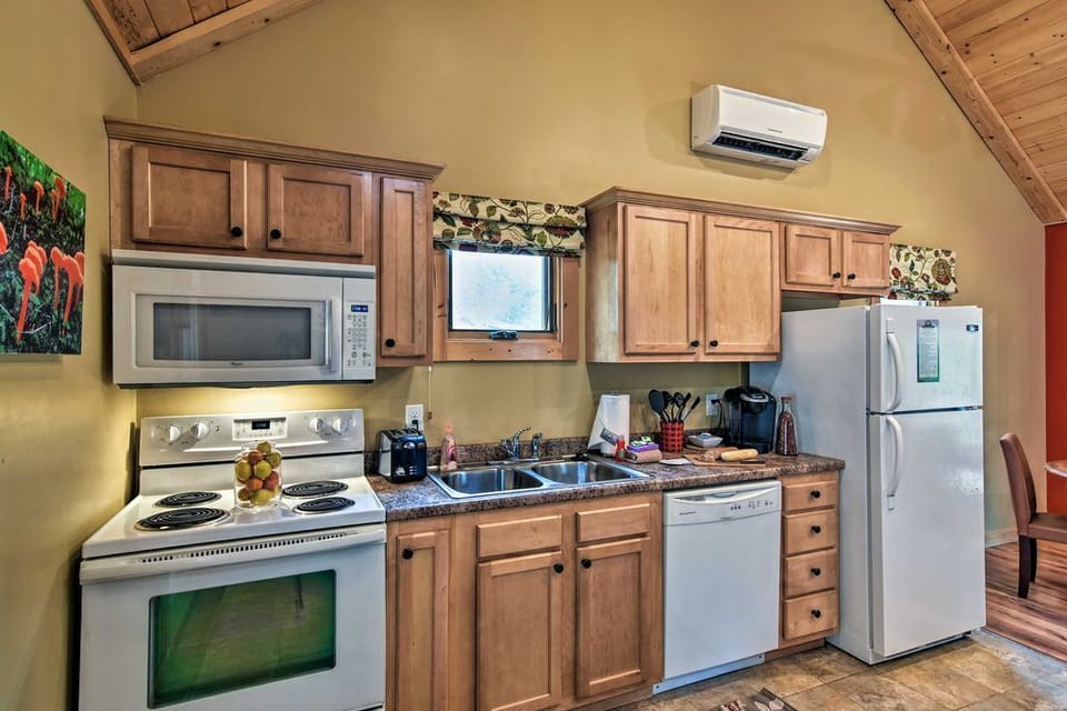 The fully equipped kitchen has everything you need.
