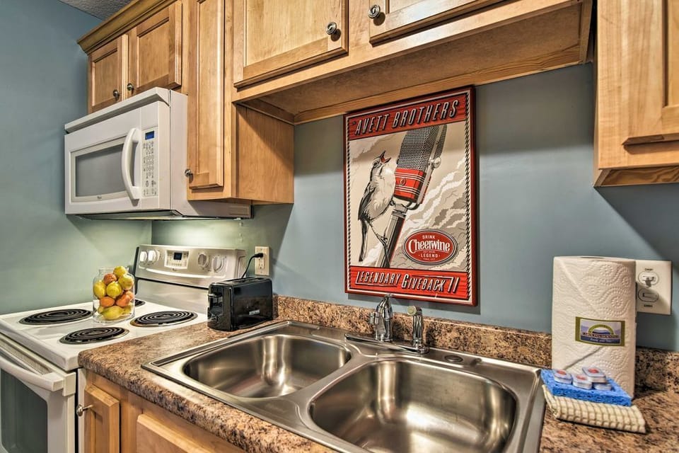 The fully equipped kitchen makes preparing meals a breeze.