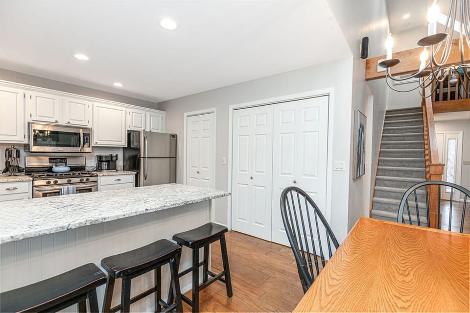 Fully stocked kitchen (laundry available in double door closet)