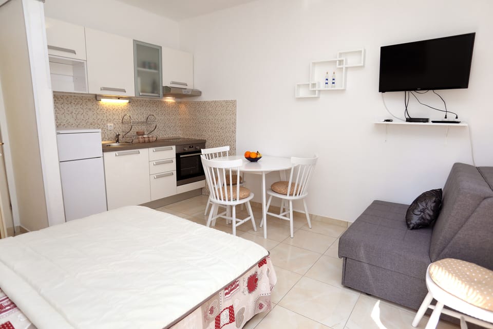 Apartment | Private kitchen | Fridge, oven, stovetop, electric kettle