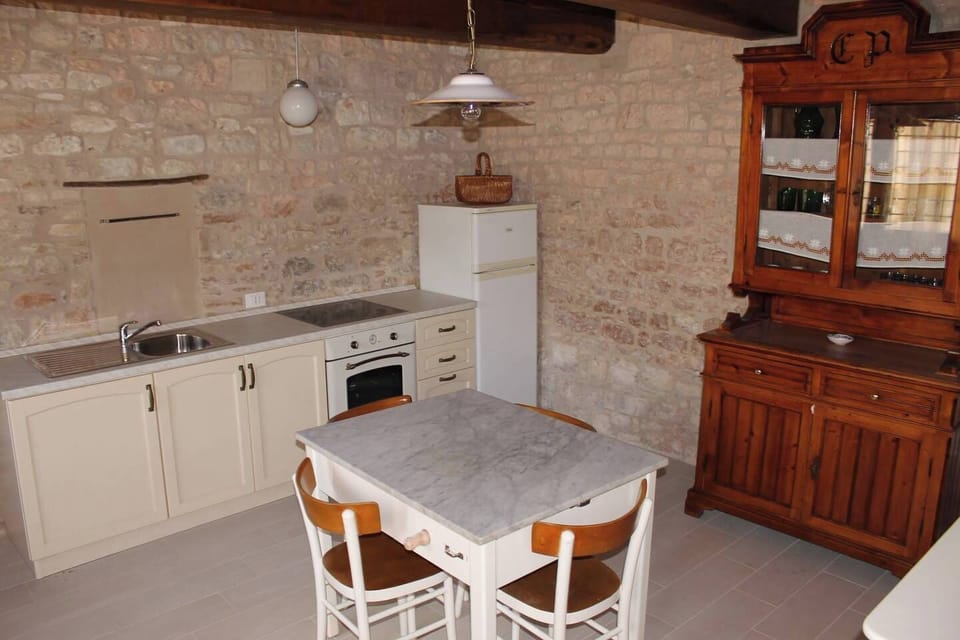 Vista della cucina dall'alto. Il tavolo della cucina ha una bellissima lastra di marmo di Carrara.