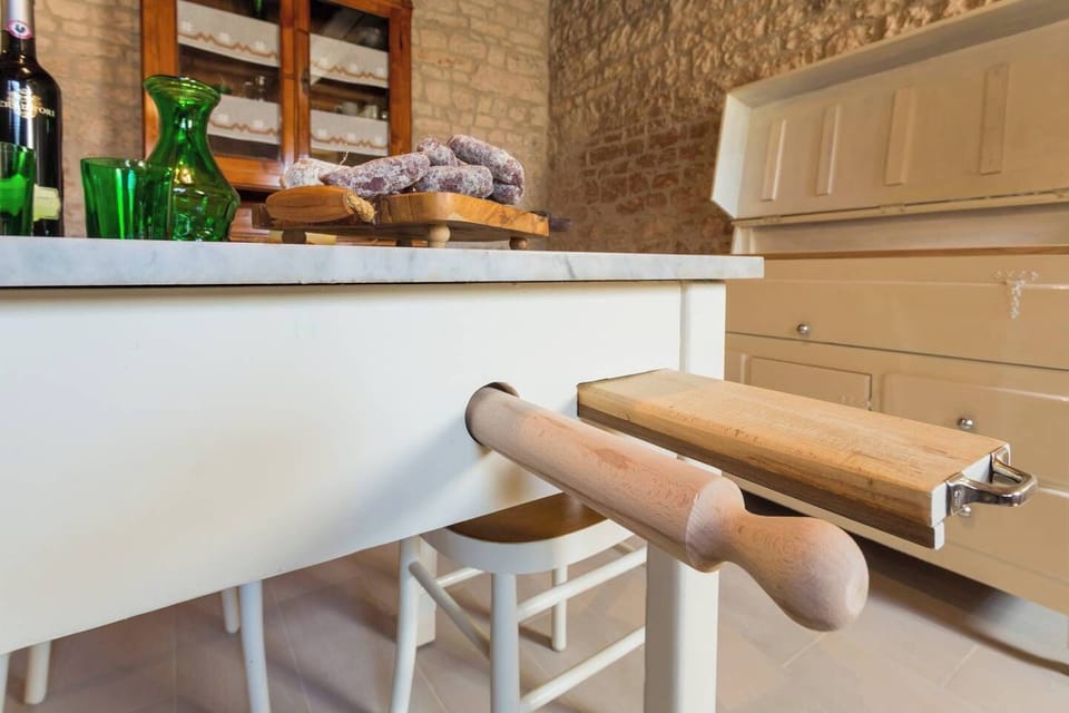 Il tavolo è restaurato ed è caratterizzato dalla presenza di mattarello e tagliere.