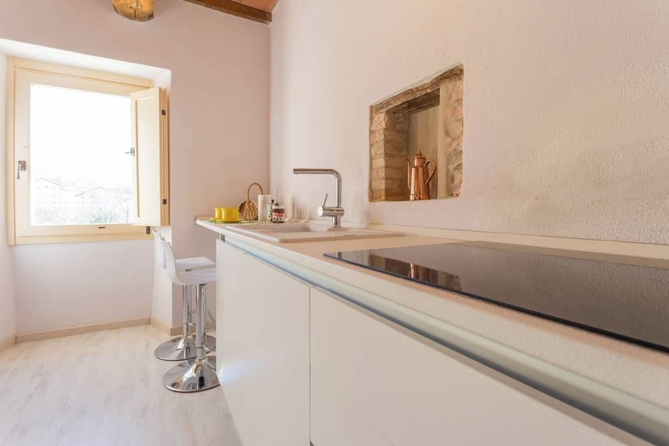 Altra vista della zona cucina