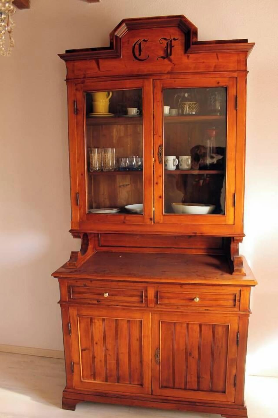 Questa è la credenza antica della cucina, con le iniziali del nonno.