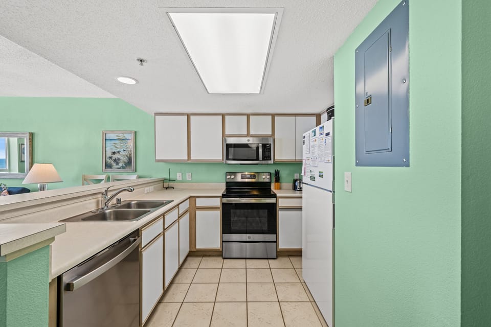 Fully equipped kitchen & plenty of counter space to help make meal prep a snap.