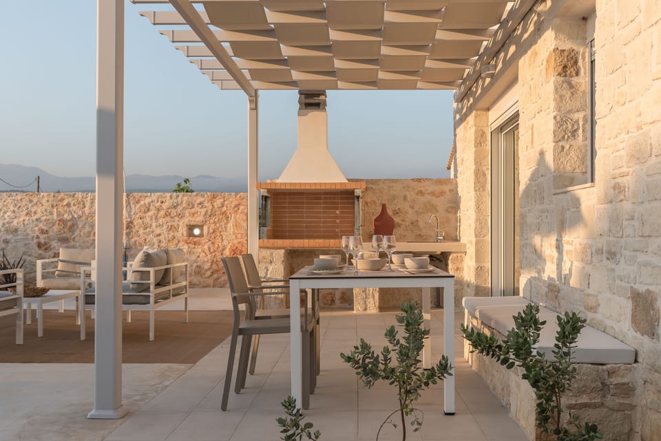 Outdoor settings, ideal for relaxed al fresco dining.