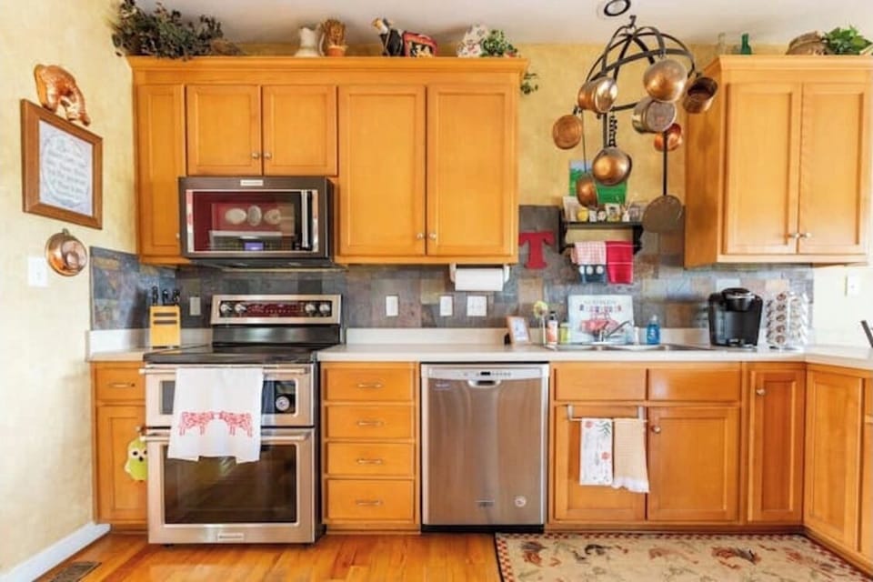 Fully furnished modern kitchen with everything you will need. Keurig
