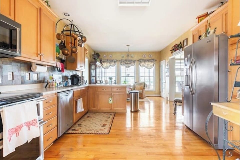 Great pool & Mountain View’s in fully stocked kitchen. Keurig coffee maker. 