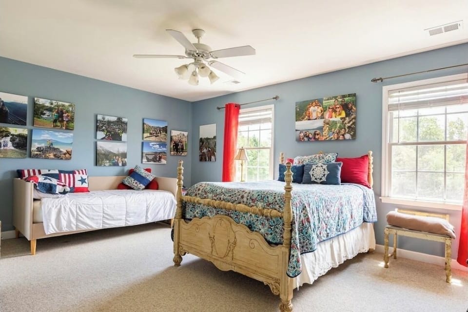 Master upstairs bedroom. 1 Queen bed plus 1 Twin daybed. Sleeps 3