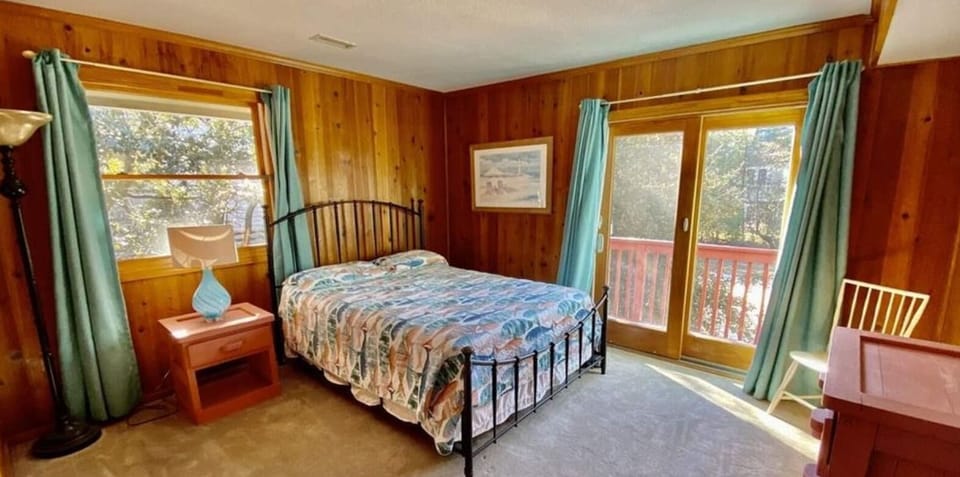 Bedroom 3 - Queen bed