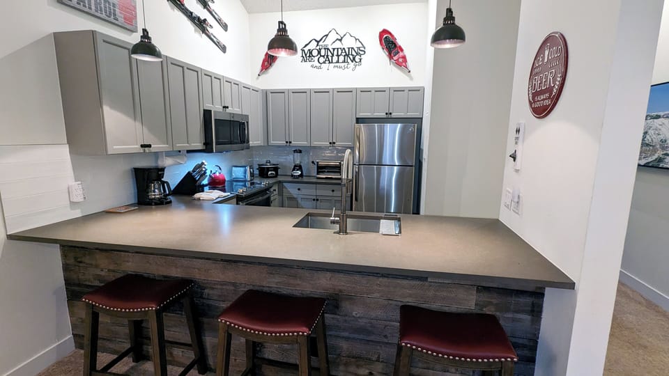 Beaver Creek West Condo N4 kitchen with breakfast bar