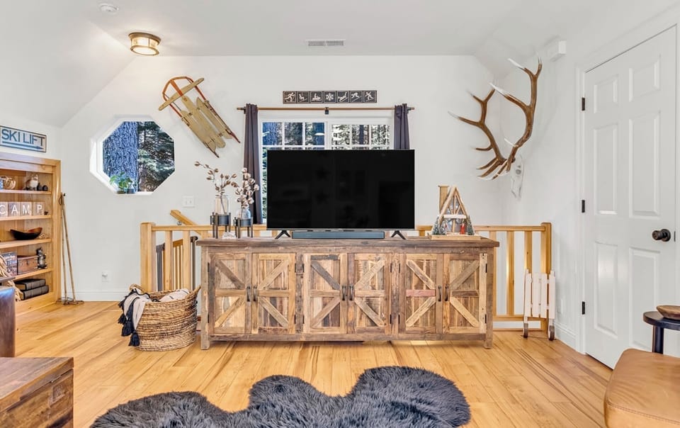 Upstairs Livingroom w/ TV, DVD Player, & Bose stereo system