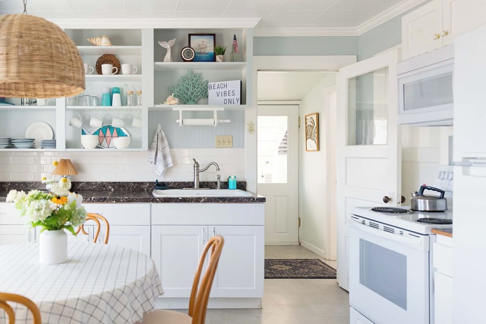 kitchen : oven, microwave, pantry, electric oven, coffee maker, toaster