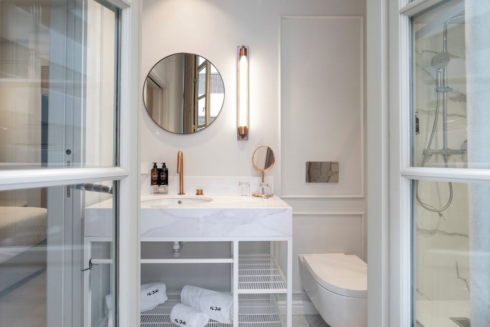 Standard Double Room | Bathroom | Shower, rainfall showerhead, free toiletries, hair dryer